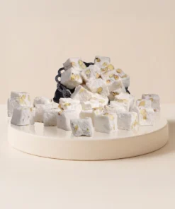 Dubbelrostad Vit Fågel-lokum med Äkta Antep-pistage ~ Lokûma Tevşê ya Spî ya bi Fistiqê Entêpê