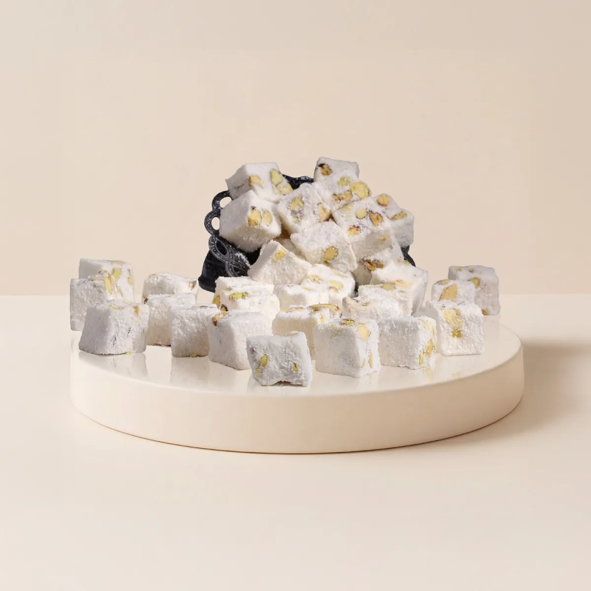 Dubbelrostad Vit Fågel-lokum med Äkta Antep-pistage ~ Lokûma Tevşê ya Spî ya bi Fistiqê Entêpê