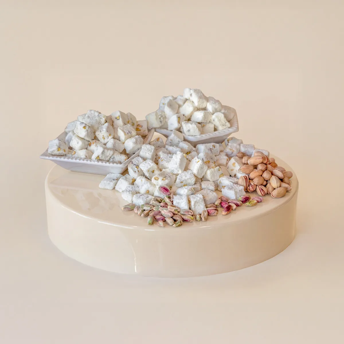 Dubbelrostad Vit Fågel-lokum med Äkta Antep-pistage ~ Lokûma Tevşê ya Spî ya bi Fistiqê Entêpê - Bild 2